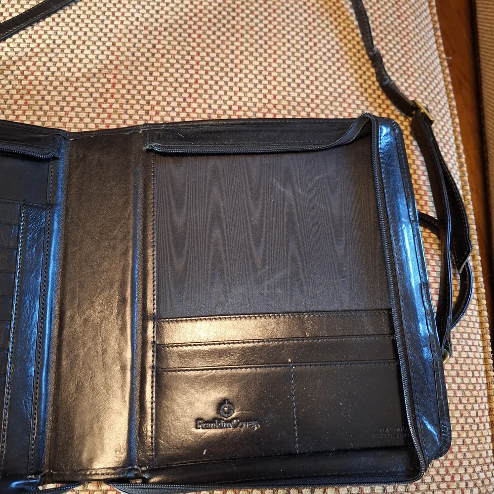 Franklin Covey Black Leather Vintage Messenger Crossbody Bag
